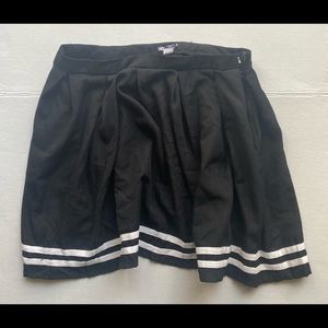 Hot Topic Black and White Pleated Skater Skirt